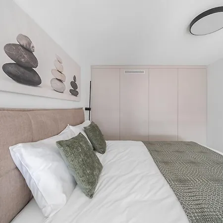 Loft 61 With Free Parking Lägenhet